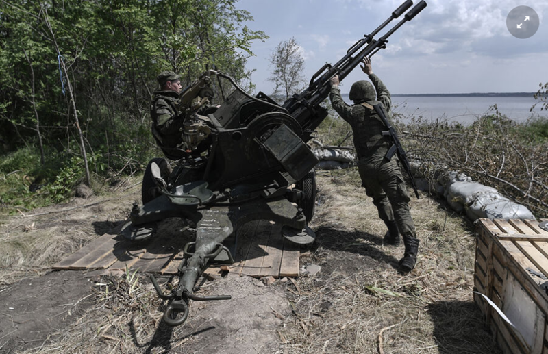 Lưới bay chủ động này, được kéo bởi nhiều khinh khí cầu, có thể bay trên không trung gần các mục tiêu và chu vi được che chắn quan trọng và bắt giữ máy bay không người lái ở độ cao từ 20 đến 200 mét. Ảnh: RIA Novosti