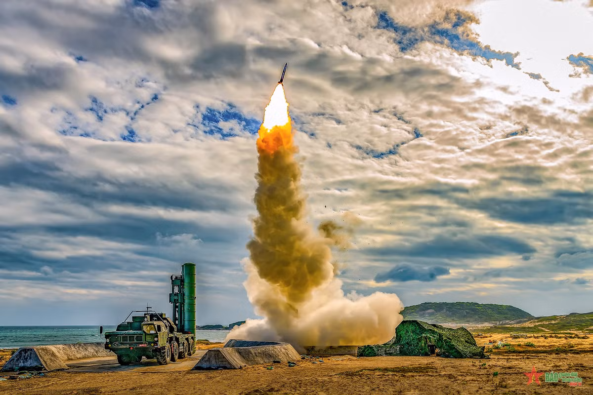 Việt Nam sở hữu các đơn vị tên lửa phòng không S-300PMU1 do Nga chế tạo. Hiện nay S-300 vẫn là một trong những vũ khí phòng không hiện đại nhất trên thế giới. Nguồn ảnh: QĐND