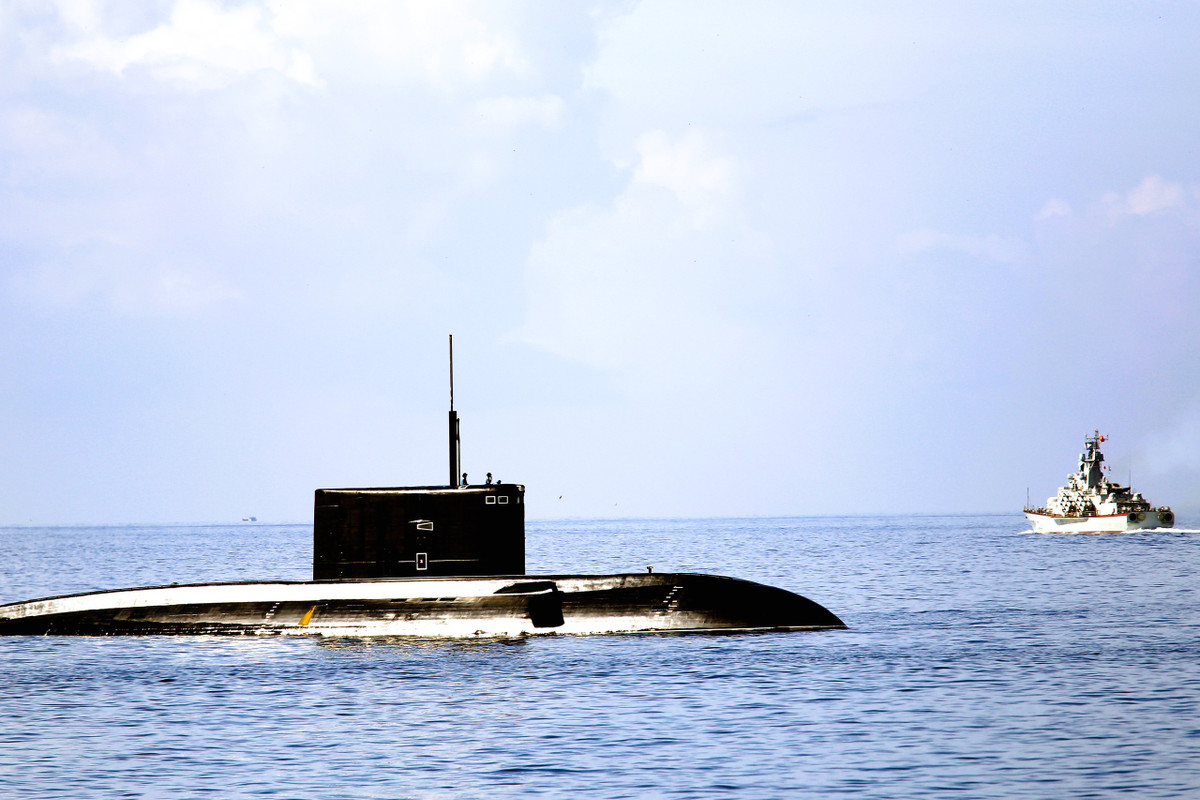 Một trong những vũ khí hiện đại của hải quân Việt Nam là các tàu ngầm tấn công diesel-điện Kilo. Tàu ngầm Kilo có nhiệm vụ tìm kiếm, bí mật theo dõi và tấn công tiêu diệt tàu ngầm của đối phương, đảm nhận trách nhiệm chống ngầm bảo vệ lực lượng hải quân của ta; trinh sát, bám nắm và tiêu diệt các cụm tàu nổi