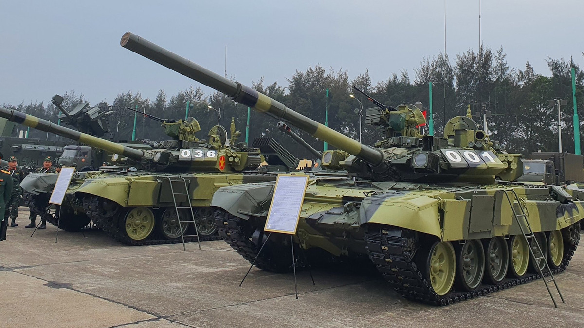 Xe tăng T-90 được trang bị hệ thống vũ khí cực mạnh và tự động hóa cao với máy tính đường đạn, các cảm biến quang-ảnh nhiệt, khí tài quan sát, hệ thống tự động bám mục tiêu... cho phép xe tăng tấn công chính xác mục tiêu trong mọi điều kiện thời gian, thời tiết. Cùng với đó, hệ thống ổn định pháo chính đa trục giúp phương tiện có thể bắn chính xác kể cả khi đang di chuyển.