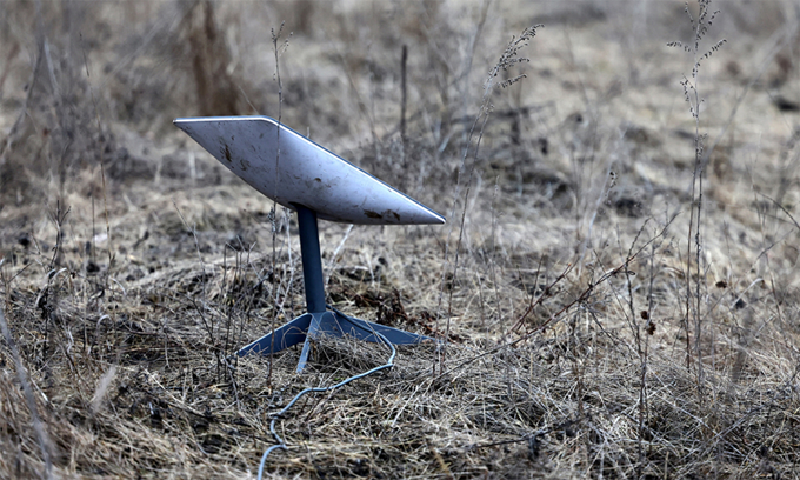 Trong khi đó, chiến lược của Nga nhằm làm suy giảm chất lượng kết nối Starlink cho đến nay chủ yếu tập trung vào việc tấn công các thiết bị đầu cuối vệ tinh, thay vì gây nhiễu tín hiệu, theo The Eurasian Times. Ảnh: Reuters