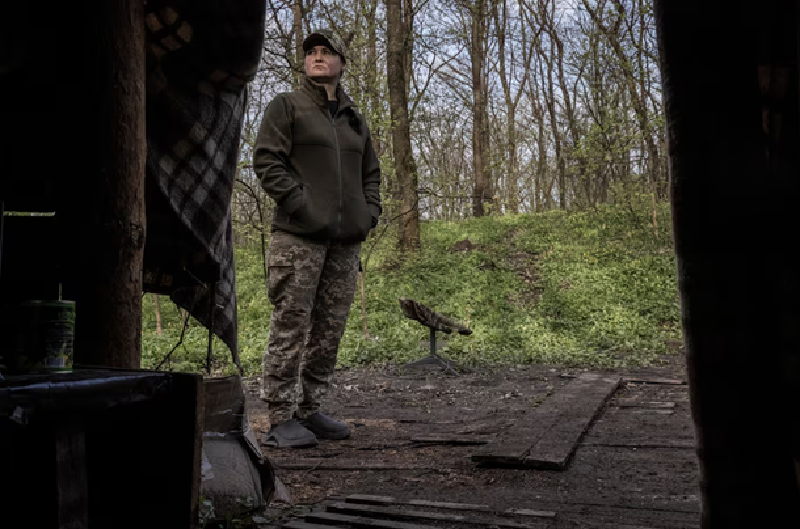 Các chiến binh Ukraine đang cố gắng thích nghi bằng cách đặt các thiết bị đầu cuối Starlink trong hố hoặc sử dụng lưới kim loại để giảm nguy cơ bị phát hiện và gây nhiễu. Bộ trưởng Chuyển đổi Số của Ukraine, Mykhailo Fedorov, trong một cuộc phỏng vấn với The New York Times, tuyên bố rằng quân đội Nga đang áp dụng các phương pháp ngày càng tiên tiến để làm gián đoạn hoạt động của Starlink. Ảnh: Washington Post