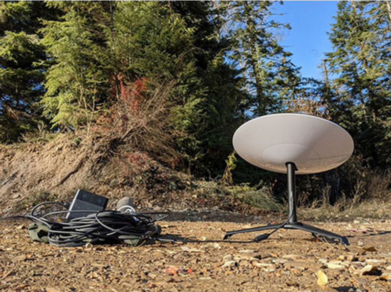 Nếu như trong giai đoạn đầu của xung đột, đã có một số cuộc tấn công mạng thành công nhằm vào Starlink, thì hiện nay SpaceX đang sử dụng các cơ chế ngày càng phức tạp để chống lại hoạt động gây nhiễu, đặc biệt là bằng cách cập nhật phần mềm nhanh chóng. Ảnh: mk.ru