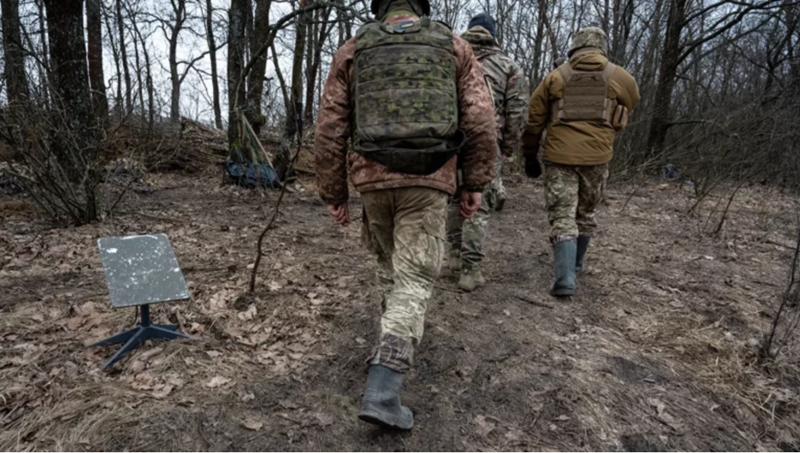 Tổng thống Mỹ Donald Trump, trong một cuộc họp báo tại Phòng Bầu dục, đã chính thức tuyên bố rằng Mỹ sẽ không cung cấp thêm bất kỳ hỗ trợ quốc phòng nào cho quân đội Ukraine cho đến khi một thỏa thuận hòa bình giữa Nga và Ukraine được ký kết. Do đó, việc ngắt kết nối Starlink có vẻ là một biện pháp thực tế để gây áp lực buộc chính quyền Kiev phải chấp nhận hòa bình. Ảnh: Getty Images