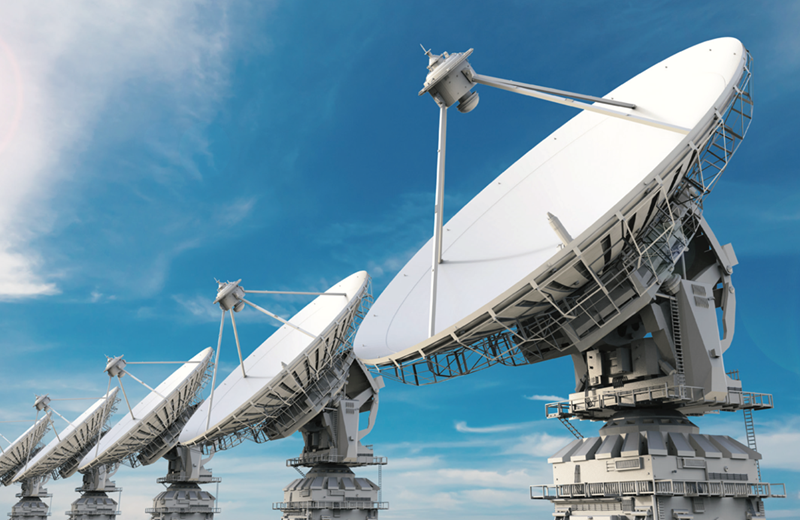 Ngoài ra, hầu hết các hệ thống SATCOM truyền thống sử dụng vệ tinh địa tĩnh (ở quỹ đạo gần Trái Đất), làm tăng độ trễ và hạn chế hiệu quả của các chức năng trực tuyến quan trọng trên chiến trường, chẳng hạn như điều khiển UAV từ xa. Ảnh: Anadolu Agency