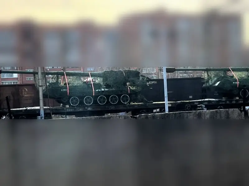 Trước đó, các báo cáo về việc Triều Tiên chuyển giao các tổ hợp pháo tự hành siêu tầm xa của mình cho Nga đã xuất hiện vào giữa tháng 11 năm ngoái, khi một đoàn tàu chở những khẩu pháo này được ghi lại trên video tại lãnh thổ Nga. Ảnh: Topcor.ru.