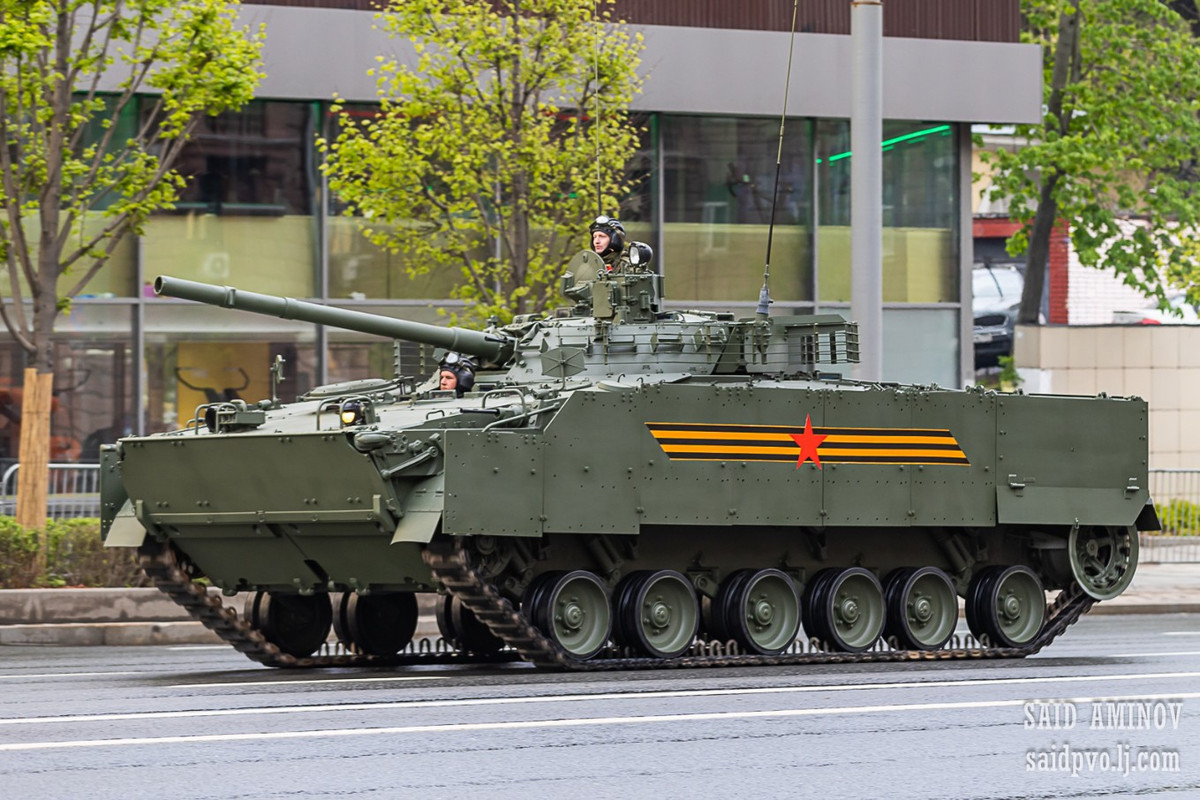 BMP-3 là xe chiến đấu bộ binh bánh xích nổi tiếng với hỏa lực và khả năng cơ động. Biến thể được giới thiệu trong cuộc duyệt binh có thêm các tấm giáp ở phía trước và hai bên, cũng như giáp lồng thép xung quanh tháp pháo, tăng cường khả năng bảo vệ chống lại vũ khí chống tăng và thiết bị nổ tự chế.