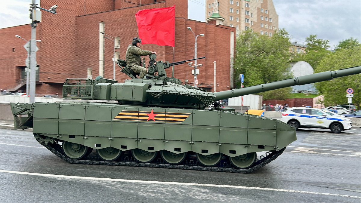 Hệ thống vũ khí cải tiến của xe bao gồm kính ngắm hình ảnh nhiệt, bệ súng ổn định và khả năng bắn tên lửa dẫn đường qua nòng súng chính. T-80BVM được trang bị giáp thanh ngang bên hông và phía sau cùng khả năng bảo vệ tấn công trên đỉnh, tăng cường khả năng sống sót trong điều kiện chiến trường hiện đại. Khả năng cơ động và hỏa lực cao khiến nó trở thành mũi nhọn hiệu quả cho các cuộc tấn công bọc thép nhanh.