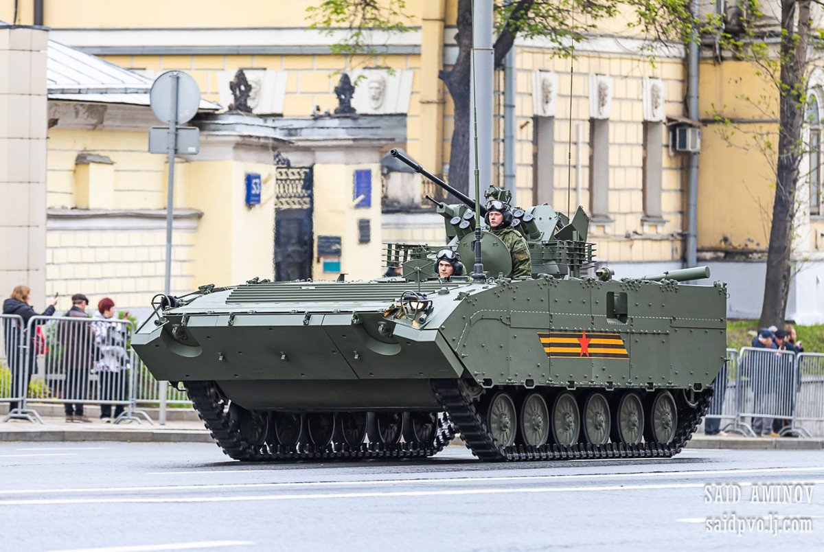 BMP-1AM "Basurmanin" là phiên bản nâng cấp của xe chiến đấu bộ binh BMP-1. Xe có lớp giáp bảo vệ được cải thiện, hệ thống kiểm soát hỏa lực mới và pháo tự động 30mm, nâng cao hiệu quả chiến đấu và khả năng sống sót trên chiến trường hiện đại.