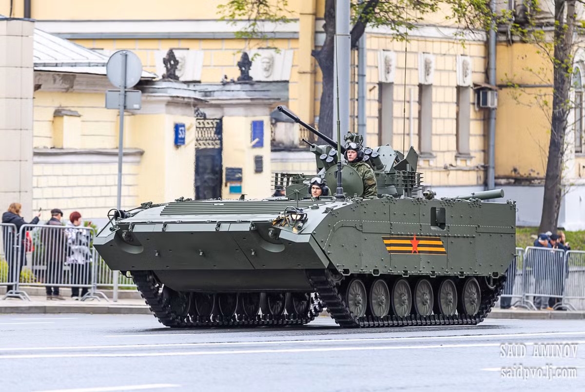 BMP-1AM "Basurmanin" là phiên bản nâng cấp của xe chiến đấu bộ binh BMP-1. Xe có lớp giáp bảo vệ được cải thiện, hệ thống kiểm soát hỏa lực mới và pháo tự động 30mm, nâng cao hiệu quả chiến đấu và khả năng sống sót trên chiến trường hiện đại.