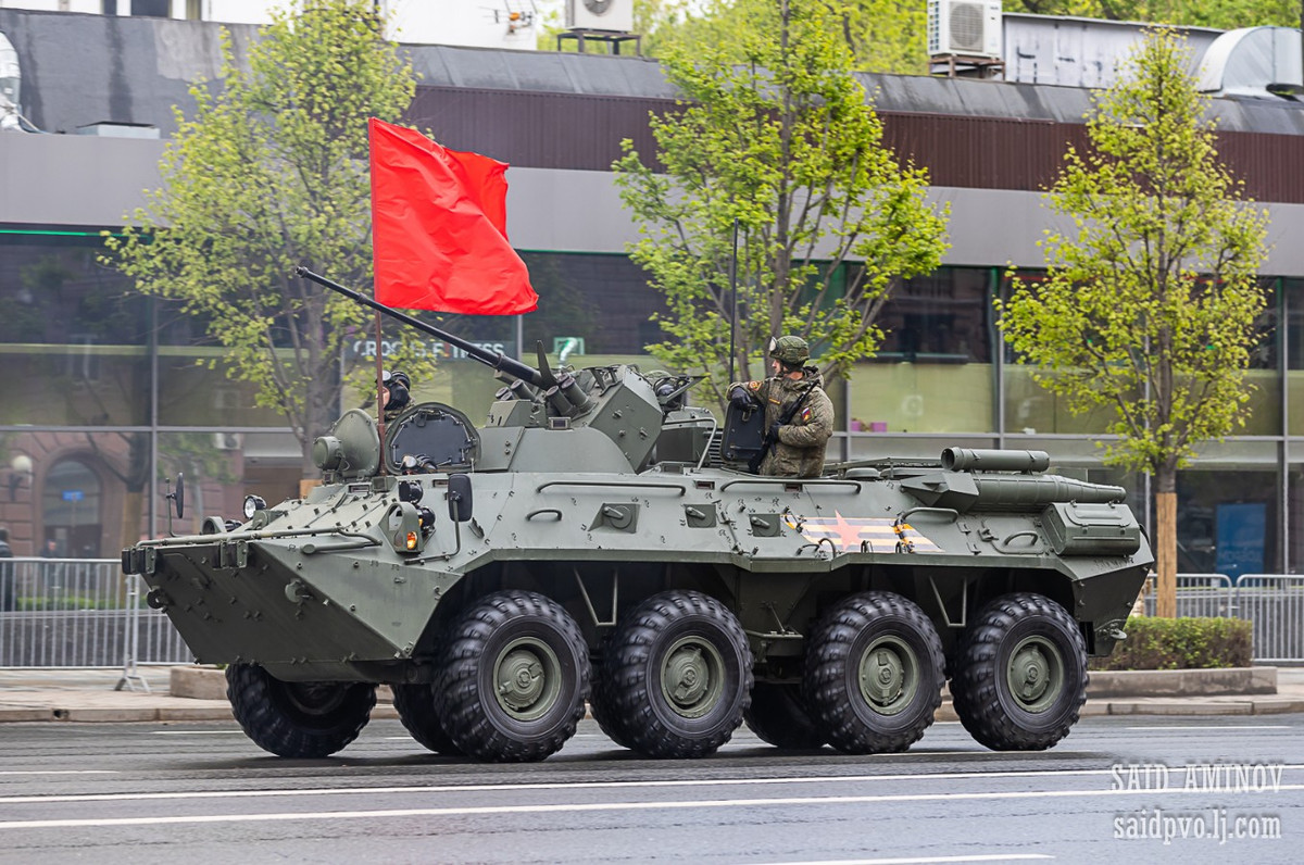 Được thiết kế để vận chuyển quân và hỗ trợ hỏa lực, BTR-82A có thể chở tối đa bảy binh sĩ ngoài kíp chiến đấu. Khả năng cơ động và đổ bộ cho phép xe hoạt động hiệu quả trên nhiều địa hình, mang lại sự linh hoạt trong cả tấn công và phòng thủ. Việc tích hợp hệ thống dẫn đường và nhắm bắn hiện đại cũng giúp tăng cường hiệu quả hoạt động của xe trên thực địa.