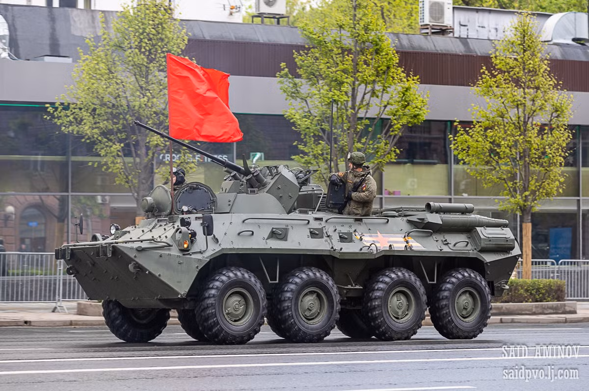 Được thiết kế để vận chuyển quân và hỗ trợ hỏa lực, BTR-82A có thể chở tối đa bảy binh sĩ ngoài kíp chiến đấu. Khả năng cơ động và đổ bộ cho phép xe hoạt động hiệu quả trên nhiều địa hình, mang lại sự linh hoạt trong cả tấn công và phòng thủ. Việc tích hợp hệ thống dẫn đường và nhắm bắn hiện đại cũng giúp tăng cường hiệu quả hoạt động của xe trên thực địa.