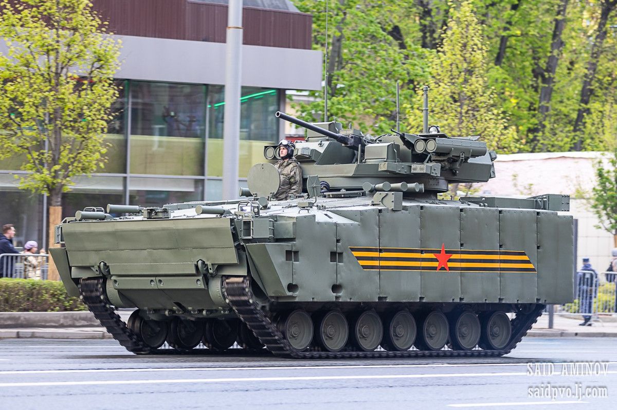 Được trang bị tháp pháo điều khiển từ xa chứa pháo tự động 30mm và tên lửa chống tăng có điều khiển, Kurganets-25 có hỏa lực đáng kể. Khả năng đổ bộ và hệ thống treo tiên tiến mang lại sự linh hoạt trong hoạt động trên nhiều địa hình khác nhau. Thiết kế mô-đun của xe cho phép nâng cấp và điều chỉnh trong tương lai để đáp ứng các yêu cầu thay đổi của chiến trường.