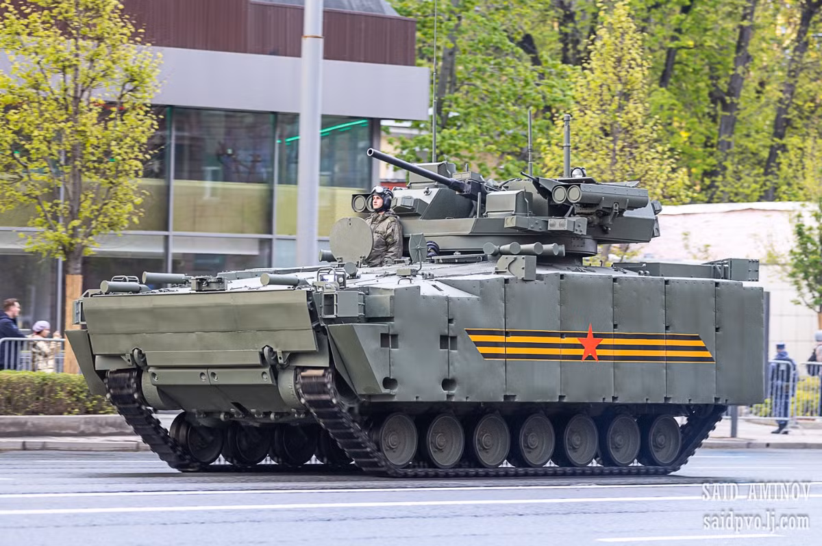 Được trang bị tháp pháo điều khiển từ xa chứa pháo tự động 30mm và tên lửa chống tăng có điều khiển, Kurganets-25 có hỏa lực đáng kể. Khả năng đổ bộ và hệ thống treo tiên tiến mang lại sự linh hoạt trong hoạt động trên nhiều địa hình khác nhau. Thiết kế mô-đun của xe cho phép nâng cấp và điều chỉnh trong tương lai để đáp ứng các yêu cầu thay đổi của chiến trường.