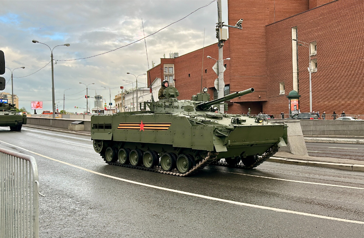 Được trang bị pháo chính 100mm có khả năng bắn tên lửa dẫn đường, pháo tự động 30mm và súng máy 7,62mm, BMP-3 cung cấp hỏa lực đáng kể. Lớp giáp bổ sung giúp cải thiện khả năng sống sót của kíp lái trong các môi trường có nguy cơ cao, trong khi khả năng đổ bộ và hệ thống kiểm soát hỏa lực tiên tiến của xe đảm bảo tính linh hoạt trong nhiều tình huống chiến đấu.