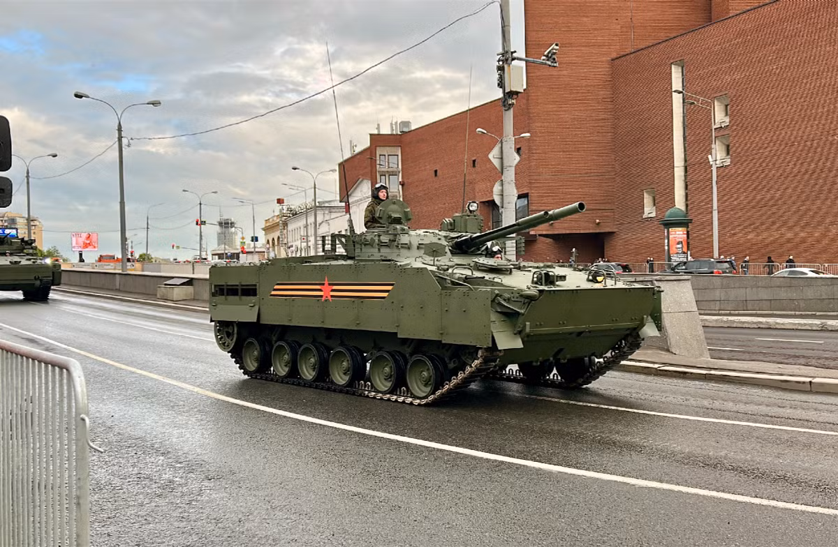 Được trang bị pháo chính 100mm có khả năng bắn tên lửa dẫn đường, pháo tự động 30mm và súng máy 7,62mm, BMP-3 cung cấp hỏa lực đáng kể. Lớp giáp bổ sung giúp cải thiện khả năng sống sót của kíp lái trong các môi trường có nguy cơ cao, trong khi khả năng đổ bộ và hệ thống kiểm soát hỏa lực tiên tiến của xe đảm bảo tính linh hoạt trong nhiều tình huống chiến đấu.