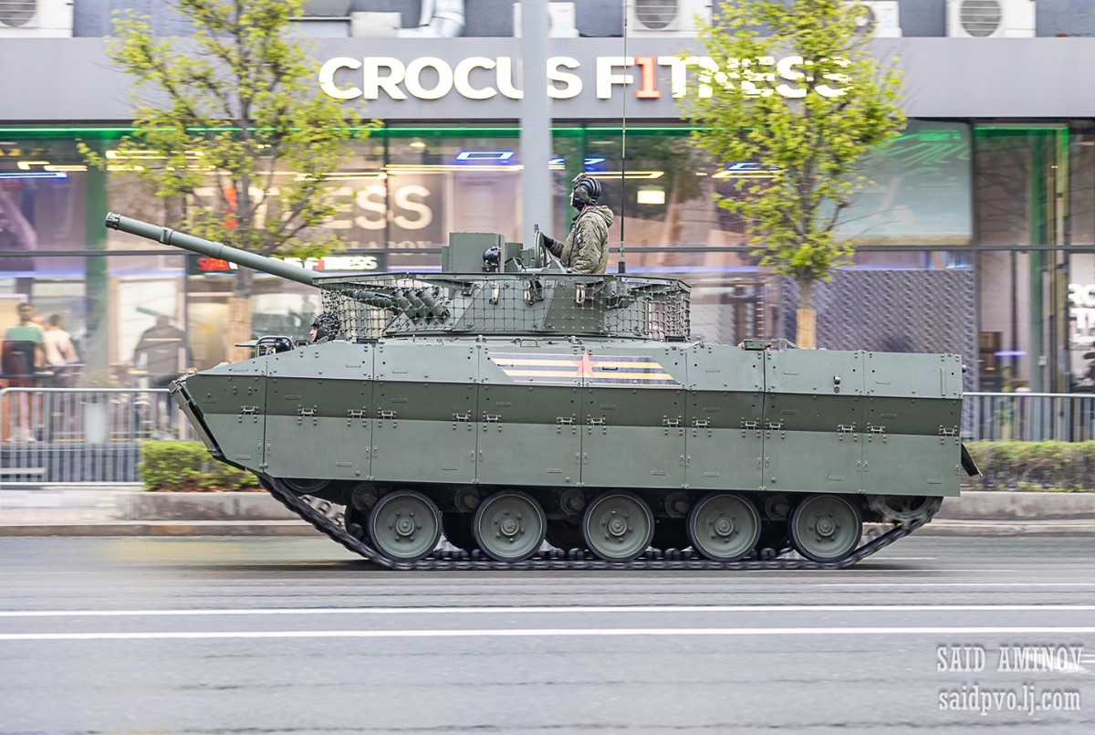 Được trang bị pháo chính 100mm có khả năng bắn tên lửa dẫn đường, pháo tự động 30mm và súng máy 7,62mm, BMD-4M cung cấp hỏa lực mạnh mẽ. Thiết kế nhẹ và hệ thống treo tiên tiến cho phép xe triển khai và cơ động nhanh chóng trên nhiều địa hình khác nhau. Lớp giáp bổ sung giúp cải thiện khả năng sống sót của đoàn xe trong tác chiến.