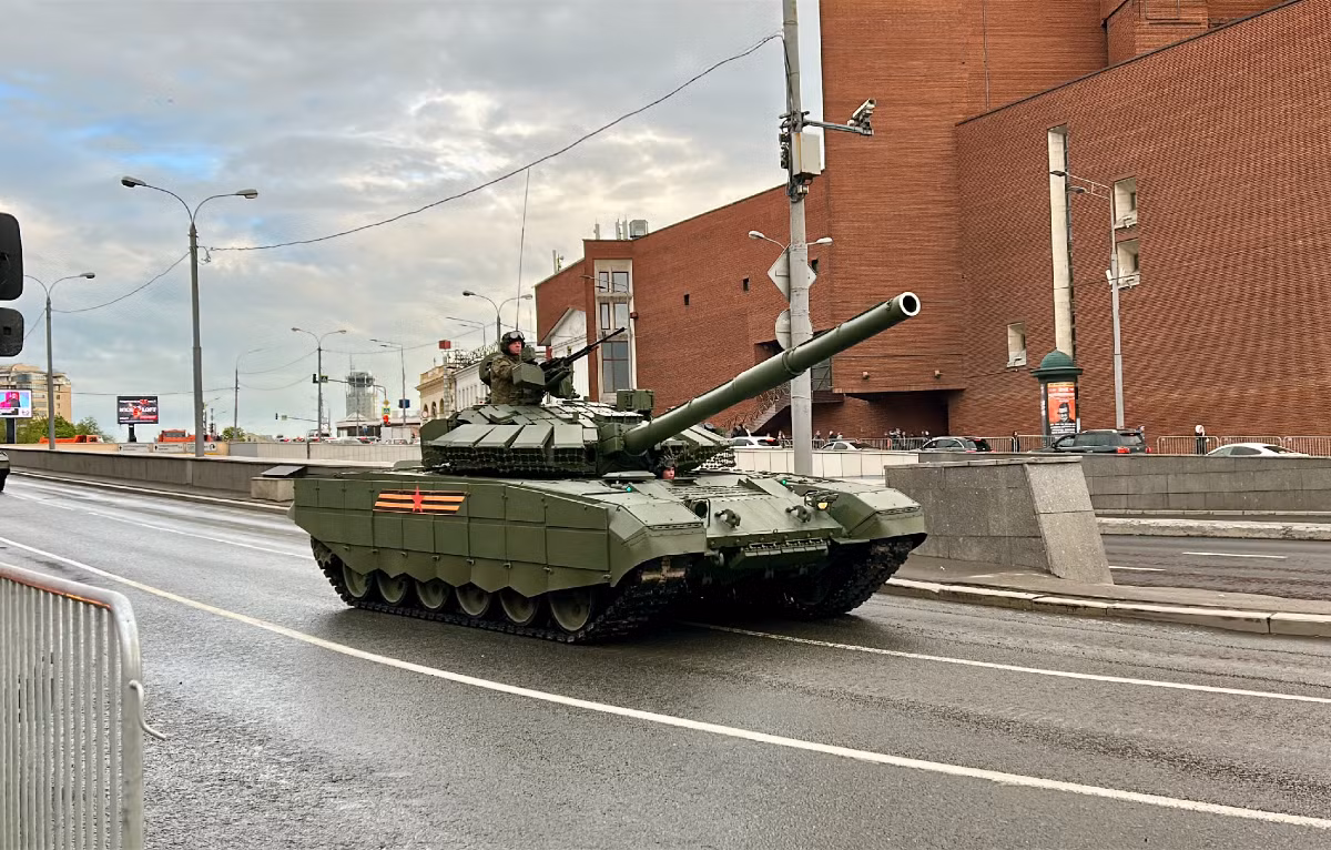 T-72B3M là phiên bản hiện đại hóa tiên tiến nhất của nền tảng xe tăng T-72 cũ, được đánh giá đạt tiêu chuẩn chiến đấu đương đại. Hệ thống có pháo nòng trơn 125mm 2A46M-5 với bộ nạp đạn tự động, có khả năng bắn đạn APFSDS, HE-FRAG và ATGM. Xe tăng cũng được trang bị hệ thống ngắm nhiệt đa kênh Sosna-U mới, khả năng kiểm soát hỏa lực được cải thiện và động cơ được nâng cấp tạo ra công suất lên tới 1.130 mã lực giúp di chuyển tốt hơn.