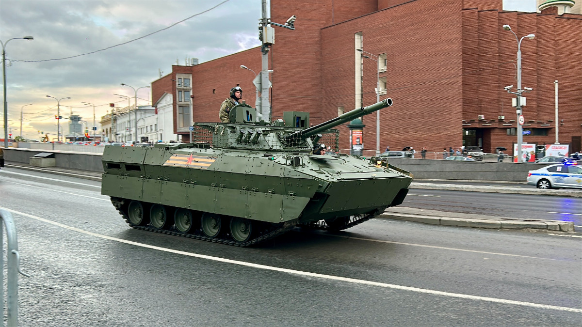 BMD-4M là xe chiến đấu bộ binh trên không được lực lượng đổ bộ đường không Nga sử dụng. Phiên bản có thể tham gia duyệt binh có các tấm giáp bổ sung ở mỗi bên và lớp giáp lồng thép xung quanh tháp pháo, tăng cường khả năng bảo vệ trong khi vẫn duy trì khả năng thả dù.