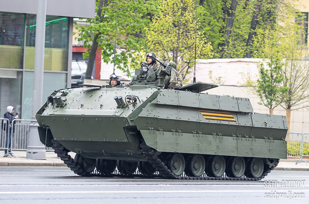 BTR-MDM "Rakushka" là xe bọc thép chở quân được thiết kế cho lực lượng đổ bộ đường không Nga. Biến thể trong cuộc duyệt binh có ba hàng tấm giáp ở mỗi bên, tăng cường khả năng bảo vệ cho quân đội trong quá trình vận chuyển và hoạt động trong môi trường thù địch.