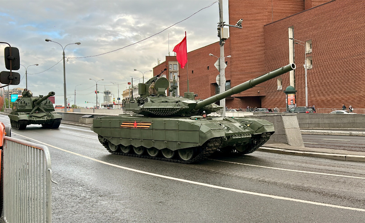 T-90M "Proryv" là xe tăng chiến đấu chủ lực tiên tiến nhất đã được chứng minh khả năng chiến đấu của Nga, hiện đang được sử dụng. Xe có thiết kế tháp pháo hàn mới được trang bị pháo 2A46M-5 125mm có khả năng phóng tên lửa chống tăng có điều khiển, cùng với hệ thống điều khiển hỏa lực Kalina để cải thiện khả năng bắt mục tiêu và giao tranh. Xe tăng bao gồm hệ thống ngắm toàn cảnh, hình ảnh nhiệt và súng máy 7,62mm điều khiển từ xa.