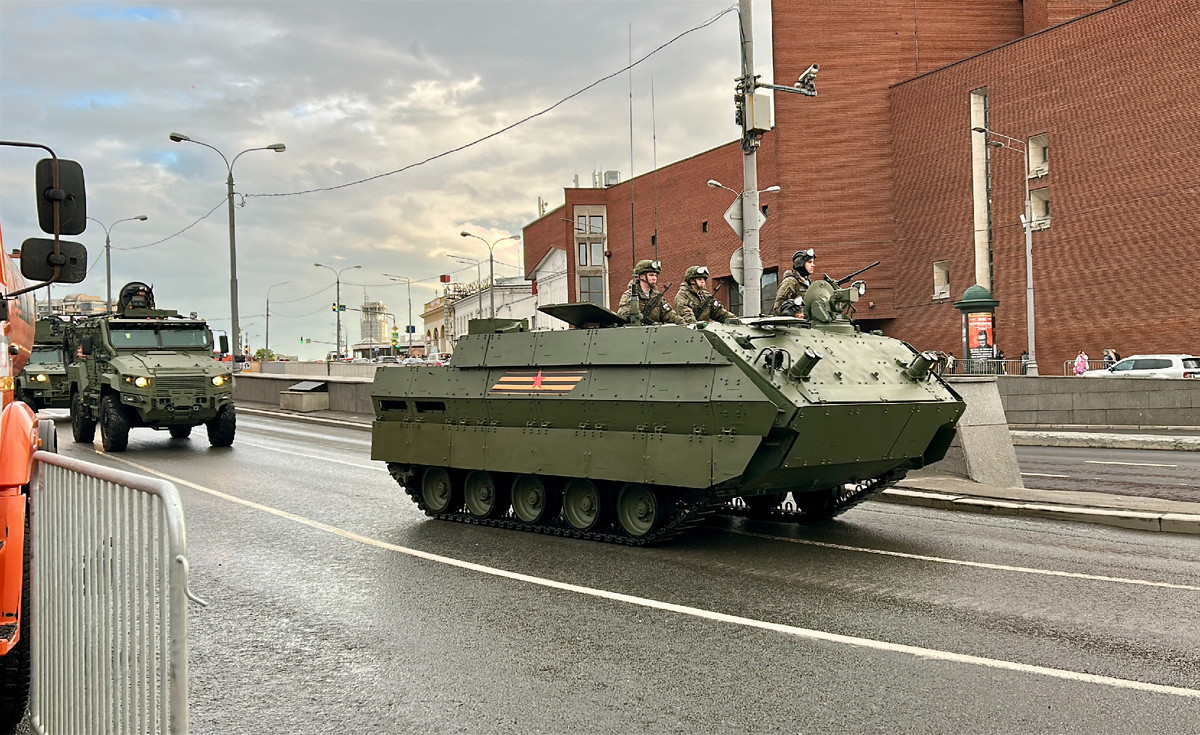 Dựa trên khung gầm BMD-4M, BTR-MDM có khả năng cơ động cao và khả năng đổ bộ, cho phép xe hoạt động hiệu quả trên nhiều địa hình khác nhau. Nội thất rộng rãi có thể chở tới 13 binh sĩ được trang bị đầy đủ, phù hợp cho các nhiệm vụ triển khai và hỗ trợ nhanh chóng.