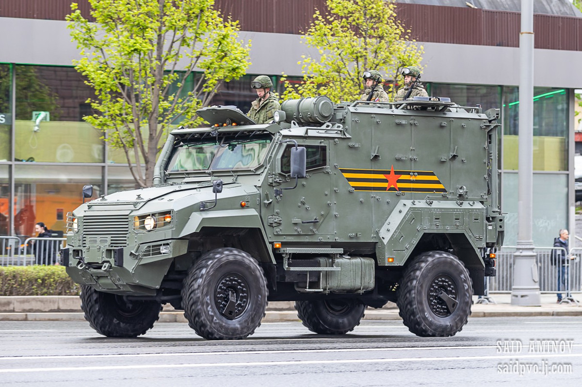 Linza là xe cứu thương bọc thép 4x4 được phát triển để vận chuyển những người bị thương khỏi chiến trường nhanh chóng và an toàn. Xe có khả năng chống đạn và bom mìn, được trang bị thiết bị y tế để ổn định bệnh nhân trong quá trình vận chuyển.