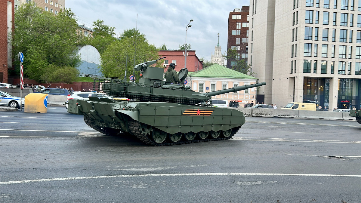 T-90M cũng tích hợp lớp giáp nhiều lớp tiên tiến với Relikt ERA và hệ thống quản lý chiến đấu hoàn toàn số hóa giúp tăng cường khả năng phối hợp với các đơn vị khác. Lớp bảo vệ bổ sung bao gồm giáp thanh, bảo vệ mìn dưới thân xe và hệ thống phòng thủ NBC (hạt nhân-sinh học-hóa học. Với động cơ V-92S2F mạnh mẽ tạo ra công suất 1.130 mã lực, T-90M cân bằng giữa tốc độ, hỏa lực và khả năng bảo vệ, biến nó thành nền tảng lực lượng thiết giáp Nga hiện đại. 