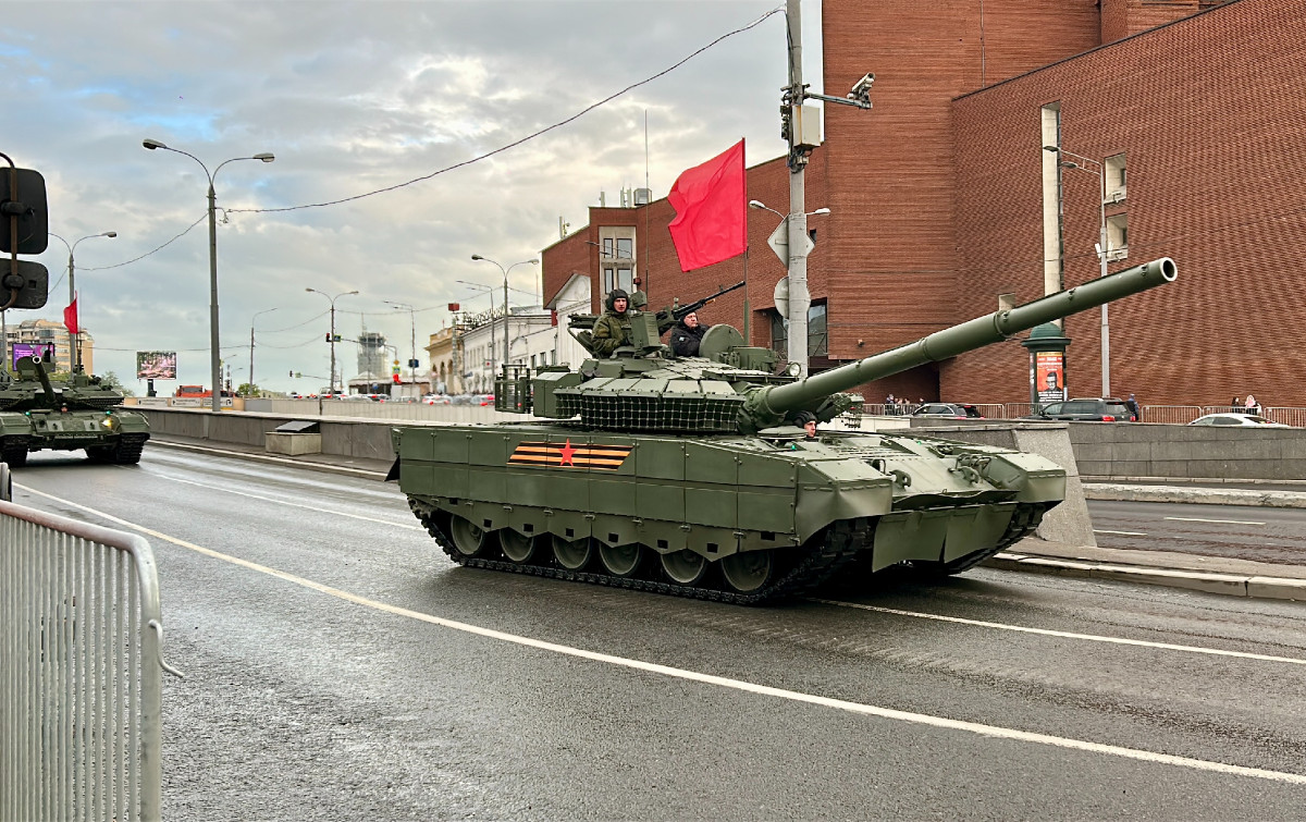 T-80BVM là phiên bản nâng cấp sâu của dòng T-80 với lớp giáp phản ứng nổ (ERA) Relikt tiên tiến, pháo nòng trơn 125mm và hệ thống kiểm soát hỏa lực mới. Không giống như T-72 hay T-90, T-80BVM vẫn giữ nguyên động cơ tua bin khí, mang lại khả năng tăng tốc và hiệu suất vượt trội trong điều kiện khí hậu lạnh, khiến nó đặc biệt phù hợp cho hoạt động ở các vùng phía bắc Nga.