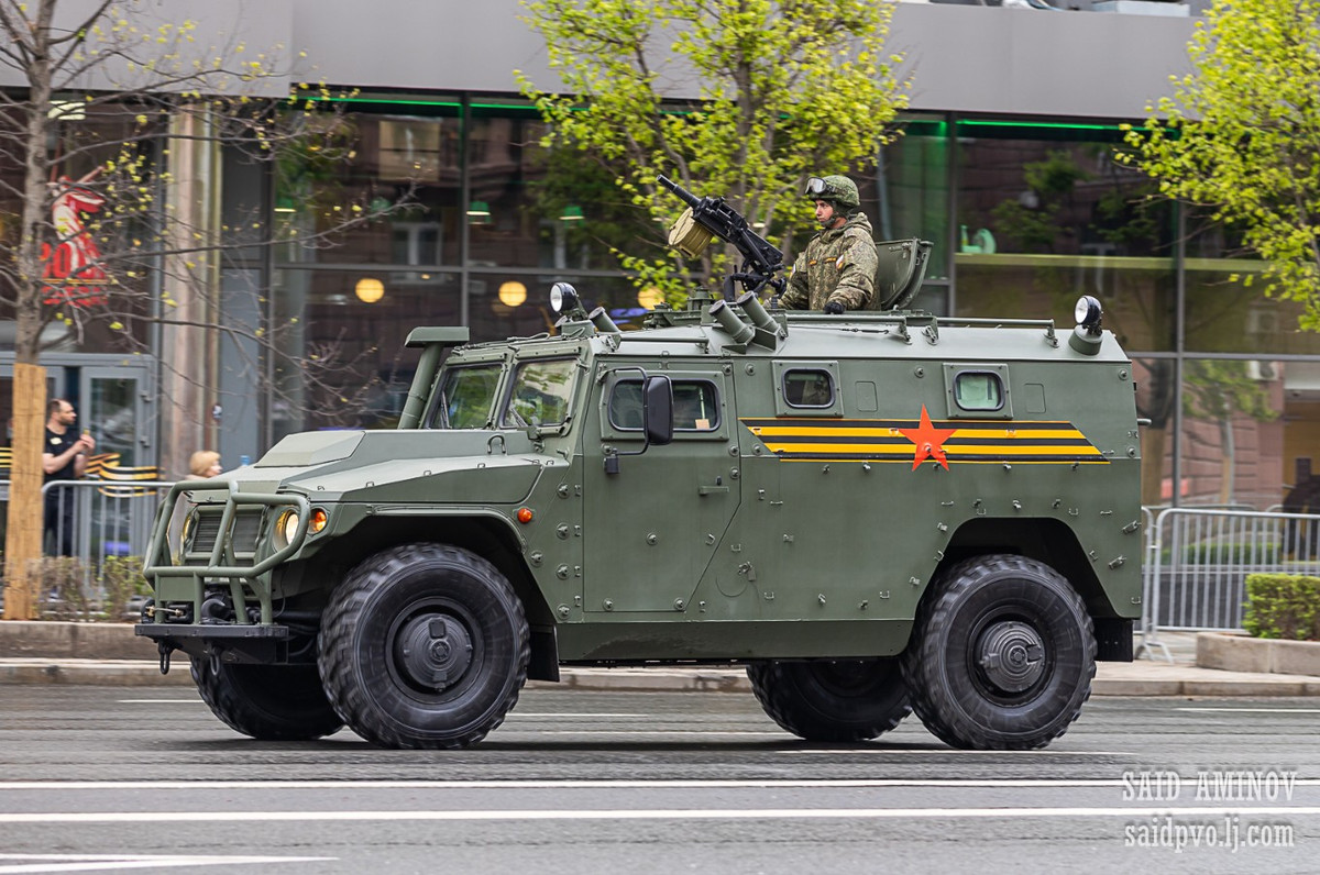 Tigr-M là xe cơ động bộ binh địa hình đa năng được sử dụng để trinh sát, tuần tra và vận chuyển quân. Lớp giáp bảo vệ xe đã được tăng cường, ngoài ra xe có thể trang bị nhiều hệ thống vũ khí khác nhau, bao gồm súng máy và súng phóng lựu.