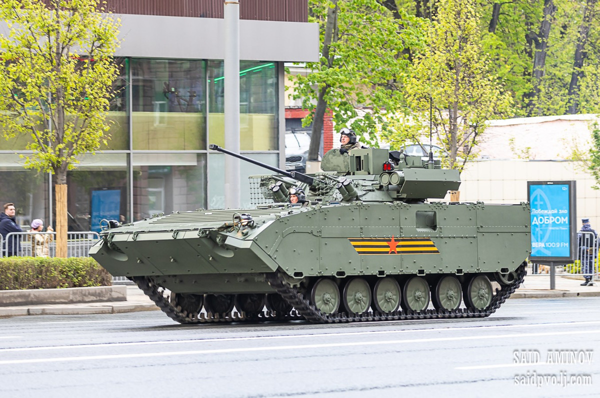 BMP-2M "Berezhok" là phiên bản hiện đại hóa của xe chiến đấu bộ binh BMP-2. Xe được trang bị mô-đun chiến đấu "Berezhok", bao gồm pháo tự động 30mm, tên lửa chống tăng có điều khiển Kornet và hệ thống kiểm soát hỏa lực tiên tiến, tăng cường đáng kể hỏa lực và khả năng tấn công mục tiêu.