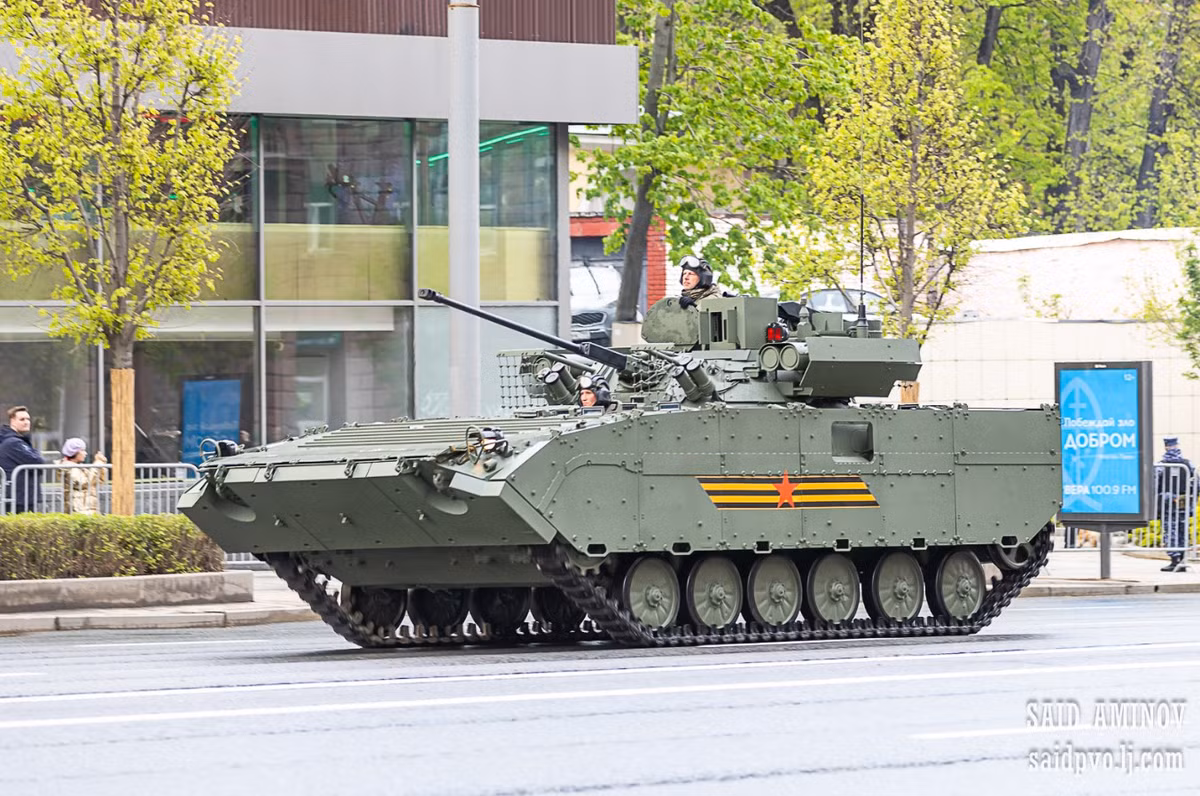 BMP-2M "Berezhok" là phiên bản hiện đại hóa của xe chiến đấu bộ binh BMP-2. Xe được trang bị mô-đun chiến đấu "Berezhok", bao gồm pháo tự động 30mm, tên lửa chống tăng có điều khiển Kornet và hệ thống kiểm soát hỏa lực tiên tiến, tăng cường đáng kể hỏa lực và khả năng tấn công mục tiêu.