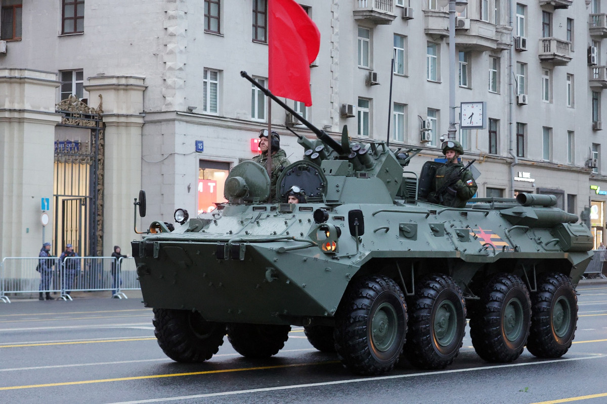 BTR-82A là xe bọc thép chở quân (APC) bánh lốp 8x8 đóng vai trò xương sống cho lực lượng bộ binh cơ giới của Nga. Được trang bị pháo tự động 30mm 2A72 và súng máy đồng trục 7,62mm PKTM, xe có hỏa lực mạnh hơn so với các dòng tiền nhiệm. Lớp giáp bảo vệ xe đã được cải tiến, động cơ mạnh hơn và hệ thống liên lạc hiện đại hơn, phù hợp với nhiều tình huống chiến đấu khác nhau.