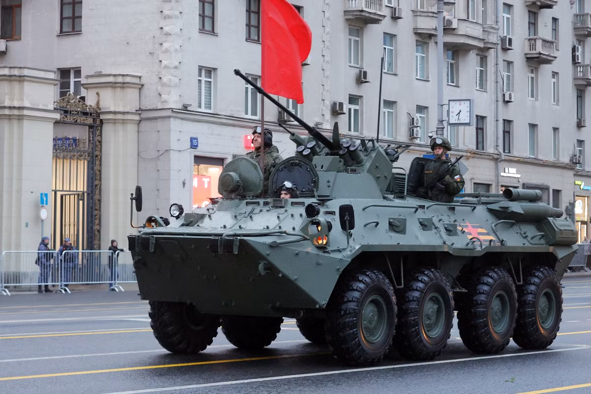 BTR-82A là xe bọc thép chở quân (APC) bánh lốp 8x8 đóng vai trò xương sống cho lực lượng bộ binh cơ giới của Nga. Được trang bị pháo tự động 30mm 2A72 và súng máy đồng trục 7,62mm PKTM, xe có hỏa lực mạnh hơn so với các dòng tiền nhiệm. Lớp giáp bảo vệ xe đã được cải tiến, động cơ mạnh hơn và hệ thống liên lạc hiện đại hơn, phù hợp với nhiều tình huống chiến đấu khác nhau.
