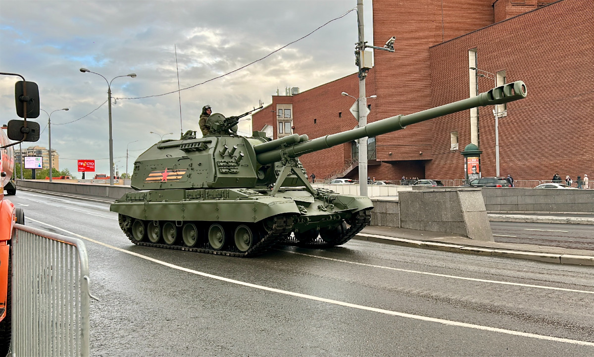 Với tầm bắn lên tới 29 km khi sử dụng đạn tiêu chuẩn và lên tới 36 km khi sử dụng đạn tăng tầm, Msta-S có thể tấn công mục tiêu ở khoảng cách xa. Tính linh hoạt của pháo cho phép nó thực hiện nhiều vai trò khác nhau, bao gồm hỏa lực phản pháo, chế áp vị trí của đối phương và hỗ trợ các hoạt động tấn công.