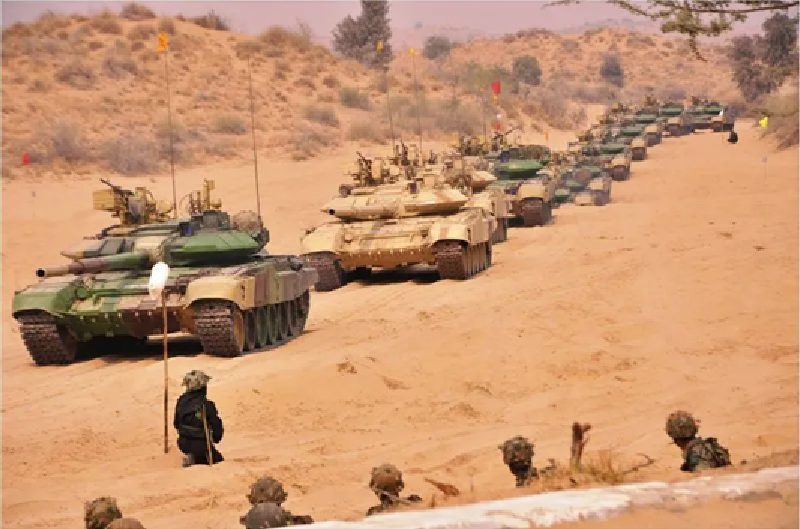 “Xét về quân số và các trang bị chủ lực, quân đội Pakistan bằng khoảng 60% của Ấn Độ”, ông cho biết. “Tuy nhiên, vì gần như toàn bộ lực lượng Pakistan được triển khai đối phó với Ấn Độ, trong khi Ấn Độ còn phải chia quân để đối đầu với Trung Quốc ở phía đông, nên Pakistan thực tế có thể tạo ra sức mạnh tương đương Ấn Độ tại khu vực biên giới chung”. Ảnh minh họa