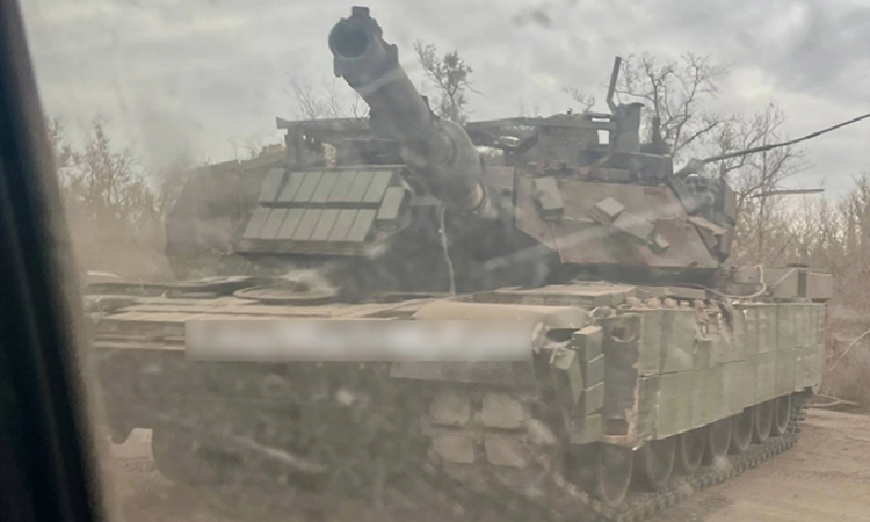 Tại khu vực Malaya Loknya, binh sĩ thuộc Trung đoàn súng trường cơ giới số 22 đã thu giữ gần như nguyên vẹn một xe tăng Abrams. Theo các báo cáo từ hiện trường, chiếc xe chỉ bị cháy xém phần trên do trúng đòn tấn công từ máy bay không người lái FPV, trong khi toàn bộ hệ thống khung gầm, động cơ, điện tử và thậm chí cả trạm tác chiến điện tử (EW) vẫn còn hoạt động. Ảnh: RusVesna