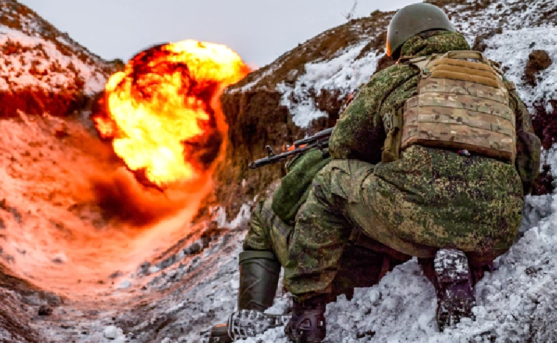 “Từ sáng sớm, đối phương không ngừng bắn phá thành phố bằng pháo kích, đặc biệt là phần phía tây. Những loạt rocket bắn dồn dập, thực sự rất dữ dội. Nhưng chúng tôi vẫn tiếp tục tiến lên”, phóng viên quân sự Alexander Koats từ Sudzha cho biết. Ảnh: TASS