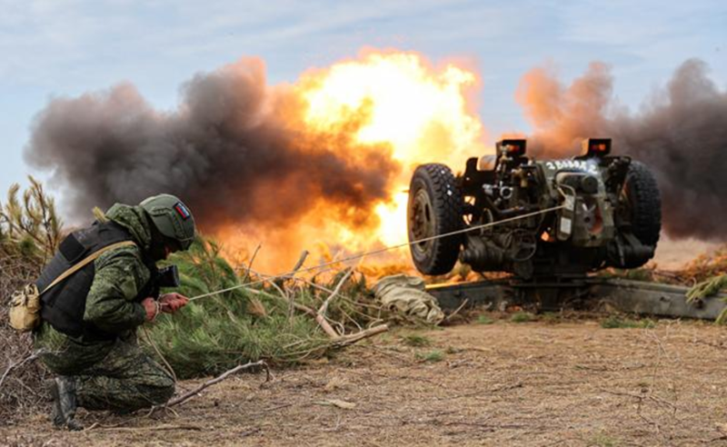 Quân đội Ukraine dĩ nhiên không ngồi yên chờ bị tấn công, lập tức điều động lực lượng dự bị phản kích. Tuy nhiên, hỏa lực pháo binh và yểm trợ đường không của Nga quá dữ dội, khiến dù Ukraine có chống trả quyết liệt đến đâu cũng không thể trụ vững. Phòng tuyến gần Beryhivka đã bị phá thủng một lỗ lớn, tạo điều kiện cho quân Nga chiếm được một vị trí trọng yếu. Ảnh: TASS