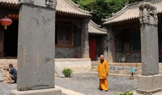 Thấu hiểu tầm quan trọng của việc chăm sóc sức khỏe, chùa Cát Tường còn xây dựng phòng y tế ngay trong khuôn viên, đồng thời phối hợp với bệnh viện huyện Sa tổ chức khám sức khỏe định kỳ miễn phí hàng năm cho các cụ.