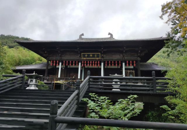 Cuộc sống tại đây gắn liền với việc ăn chay trường và tham gia các hoạt động tín ngưỡng như nghe kinh, niệm Phật. Nếu người cao tuổi không thể thích nghi với lối sống này, thì có lẽ nên cân nhắc những lựa chọn khác để tránh lãng phí thời gian.