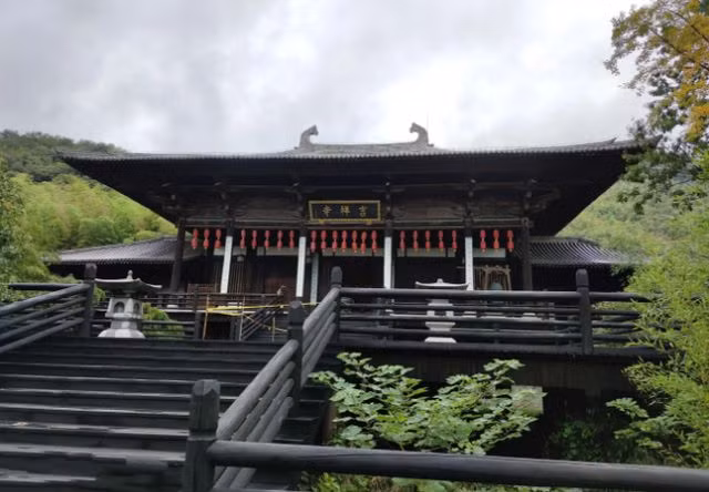 Cuộc sống tại đây gắn liền với việc ăn chay trường và tham gia các hoạt động tín ngưỡng như nghe kinh, niệm Phật. Nếu người cao tuổi không thể thích nghi với lối sống này, thì có lẽ nên cân nhắc những lựa chọn khác để tránh lãng phí thời gian.