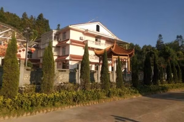 Nơi đây không chỉ là một ngôi chùa đơn thuần mà còn là một "chốn bồng lai tiên cảnh" tựa như một khách sạn năm sao. Với diện tích rộng hơn một vạn mét vuông, chùa Cát Tường thậm chí còn rộng lớn hơn nhiều khu dân cư hiện đại. Điều đáng nói, nơi ở của các cụ không phải là những gian phòng tu đơn sơ, mà là những căn hộ khép kín, sang trọng với đầy đủ tiện nghi như nhà vệ sinh riêng và bình nóng lạnh.