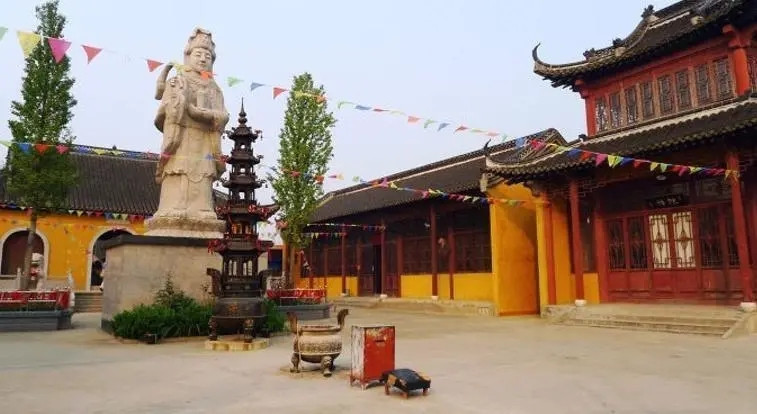 Không ngoa khi nói rằng, chùa Cát Tường chính là một "thiên đường" dành riêng cho người cao tuổi. Hãy thử hình dung, giữa khung cảnh thiên nhiên thanh bình với những ngọn núi xanh ngát bao quanh, tiếng suối róc rách êm tai, hít thở bầu không khí trong lành và tinh khiết, mọi ưu phiền dường như tan biến, tâm hồn trở nên thư thái lạ thường.