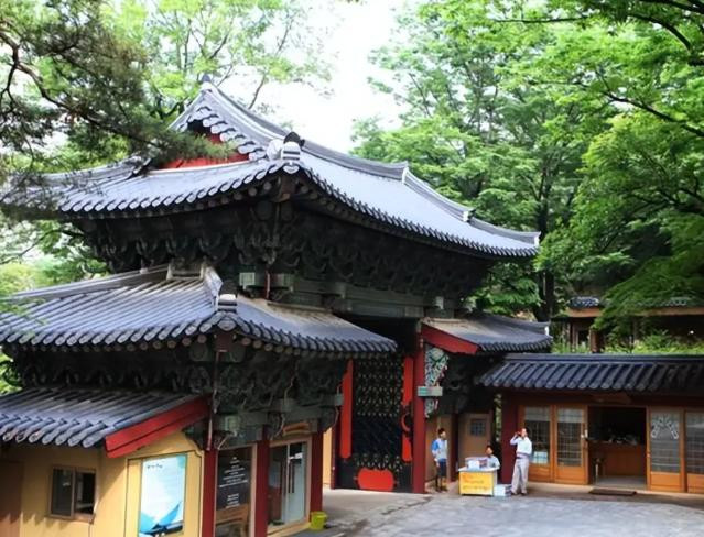 Những dãy nhà lầu được xây dựng khang trang ở hai bên khuôn viên chùa, có khả năng tiếp nhận gần 120 người cao tuổi. Trải qua quá trình phát triển, cơ sở vật chất tại khu dưỡng lão của chùa Cát Tường đã trở nên hoàn thiện và tiện nghi. Mỗi phòng đều được trang bị nhà vệ sinh khép kín, bình nóng lạnh, đảm bảo cuộc sống thoải mái và riêng tư cho các cụ. Đặc biệt, chùa còn bố trí người chăm sóc tận tình 24/24, giúp các cụ an tâm sinh sống.