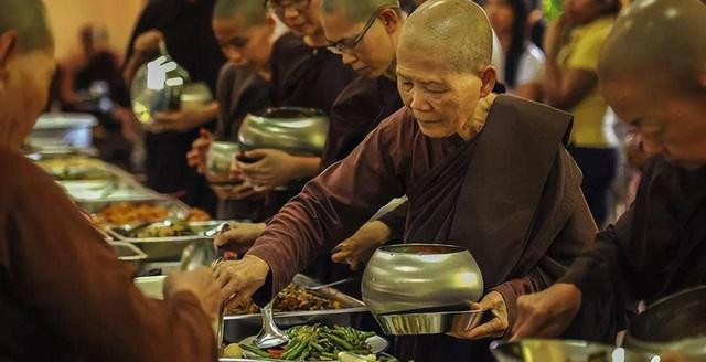 Nếu các cụ muốn ở phòng ba người để có thêm bạn bè tâm sự, nhà chùa sẵn sàng đáp ứng. Nếu các cụ thích không gian riêng tư, lãng mạn của hai người, điều đó cũng hoàn toàn có thể thực hiện được. Sự chu đáo và tận tâm này khiến không ít người cảm thấy ghen tị và ước ao được nghỉ hưu sớm để tận hưởng cuộc sống an nhàn tại nơi đây.