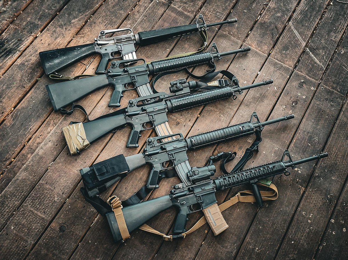 Các vấn đề của M16 đã được khắc phục thông qua phiên bản M16A1 và các biến thể sau này. Tuy nhiên khách quan mà nói, độ tin cậy và độ bền của M16A1 vẫn không thể sánh với AK-47 của Nga.