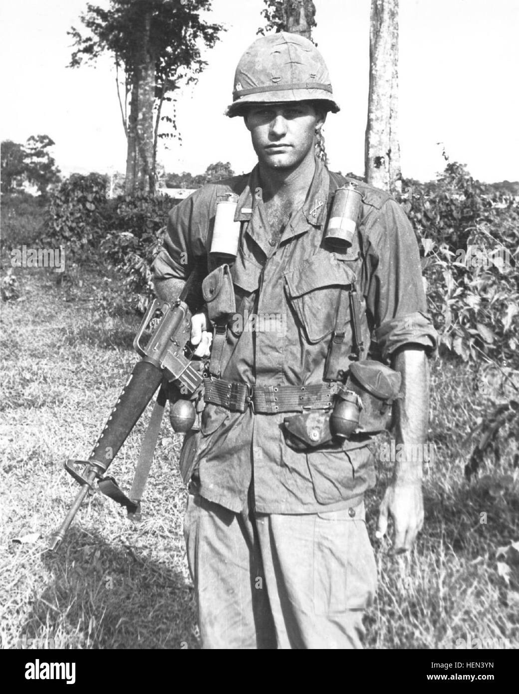 Một phần là do những lời đồn cho rằng M16 không cần phải bảo dưỡng thường xuyên. Hơn nữa, lính bộ binh rất thiếu các phương tiện để vệ sinh vũ khí của mình. Nhiều khi lính Mỹ phải sử dụng các phương tiện vệ sinh của súng M14.