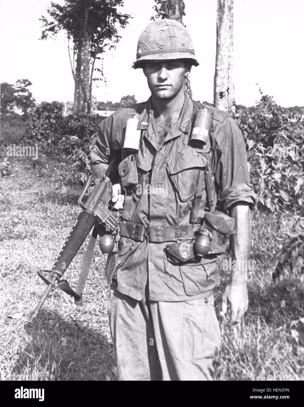 Một phần là do những lời đồn cho rằng M16 không cần phải bảo dưỡng thường xuyên. Hơn nữa, lính bộ binh rất thiếu các phương tiện để vệ sinh vũ khí của mình. Nhiều khi lính Mỹ phải sử dụng các phương tiện vệ sinh của súng M14.