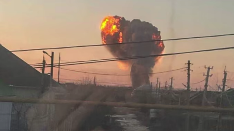 Dựa trên các đoạn video được công bố, dường như kho đạn của quân đội Nga đã bị phá hủy. Trong một video, có thể nghe thấy hàng loạt tiếng nổ dồn dập, rõ ràng là do nhiều loại đạn dược nhỏ phát nổ liên tiếp. Một video khác cho thấy sóng xung kích từ vụ nổ đã phá hủy các tòa nhà xung quanh. Truyền thông Nga cho biết ít nhất 30 ngôi nhà đã bị hư hại, cho thấy kho đạn bị đánh trúng có chứa một lượng lớn vũ khí. Ảnh: Telegram